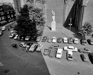 856078 Overzicht van het Domplein te Utrecht, vanaf de Domtoren, met geparkeerde auto's en het Verzetsmonument.
